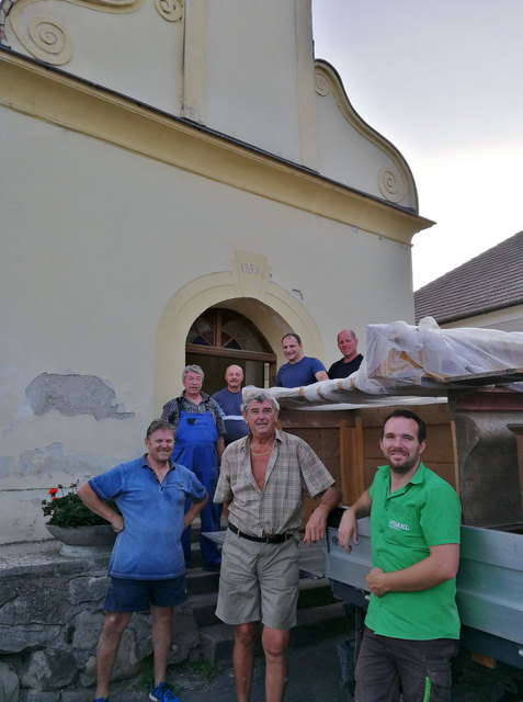 Die Einrichtung der Kapelle Staasdorf wurde von freiwilligen Helfern übernommen: Gemeinderat und Ortsvorsteher Peter Liebhart mit Rudolf Edthofer, Leopold Böck, Franz Hagl, Bernhard Ölsböck, Thomas Schindler und Rudolf Starkl.