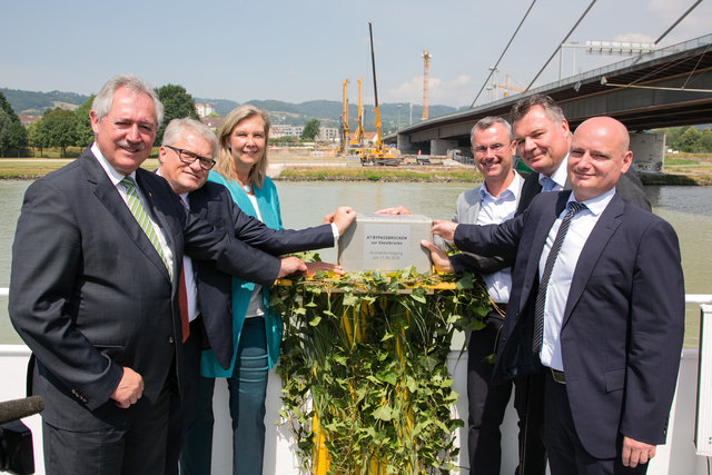 Mit einer Grundsteinlegung durch die Spitzen aus Bund, Asfinag, Land Oberösterreich und Stadt Linz startet der Bau. | Foto: Asfinag