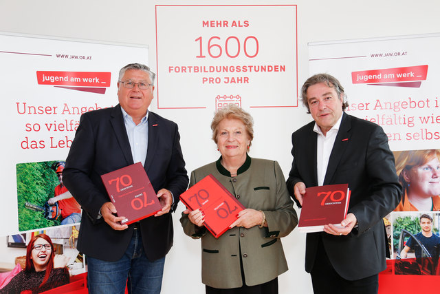 Anlässlich des 70-Jahr-Jubiläums präsentierten Anna Rieder, Jugend am Werk-Vereinspräsidentin, und die beiden Geschäftsführer Walter Ferk (l.) und Walerich Berger mit den beiden Festschriften  "70 Jahre" und "70 Gesichter". | Foto: JaW