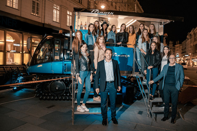 Die Models der ungarischen Designerin KATI ZOÒB gemeinsam mit Anton Seeber (Präsident der LEITNER-Unternehmensgruppe) und PRINOTH-Präsident Werner Amort.