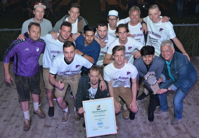 So sehen Meister aus: Ein Teil der Meistermannschaft mit Obmann, Trainer und Bürgermeister Johann Marak.