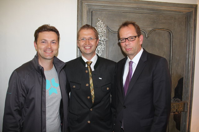 Von links: Markus Kreisel (Geschäftsführer von Kreisel Electric), Peter Leitner (Direktor der VKB-Filiale Freistadt) und Generaldirektor Christoph Wurm.