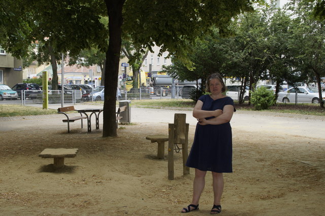 Statt der Wüstenlandschaft am Kinderspielplatz fordert Ursula Gressenbauer mehr Grün.