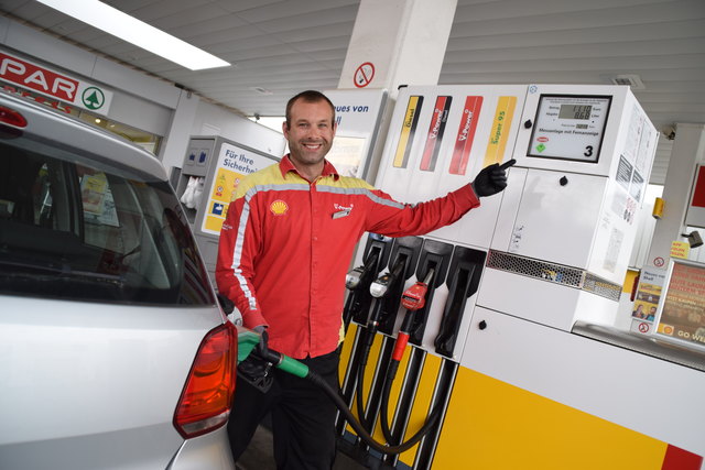 Peter Horvat von der Shell-Tankstelle in Korneuburg "überwachte" die Spritspar-Challenge.