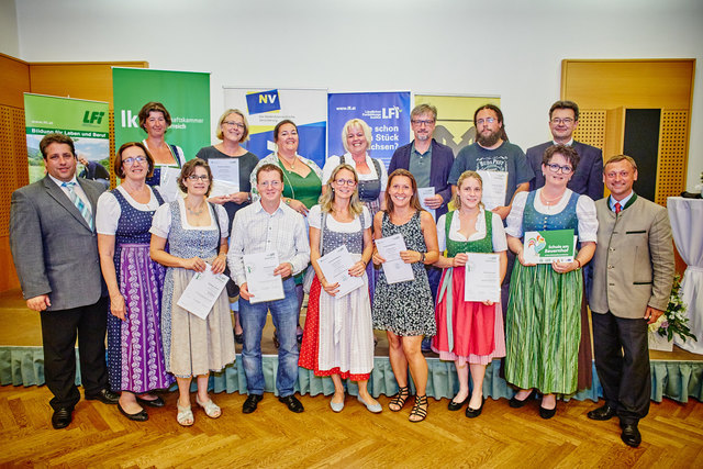 Obmann des LFI NÖ Andreas Ehrenbrandtner, Landwirtschaftskammer Niederösterreich-Vizepräsidentin Theresia Meier, Gerlinde Kienberger, Martin Preisberger, Irene Priesching, Tanja Spitzer, Heike Brandstetter, Elisabeth Muck, Obmann des Landesverbandes für bäuerliche Direktvermarkter NÖ Johann Höfinger, Claudia Brunner, Ursula Plessl, Katrin Lang-Muhr, Michaela Döckl, Josef Fritz, Gabriel Otzlberger, und Geschäftsführer des LFI NÖ Johann Schlögelhofer
