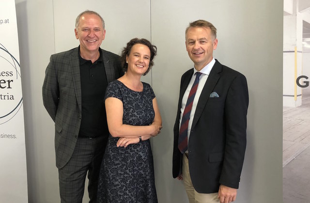 v.l.: AMS-Chef Gerhard Straßer, Grand Garage Geschäftsführerin Ruth Arrich und Business Upper Austria-Geschäftsführer Werner Pamminger. | Foto: BRS/Till