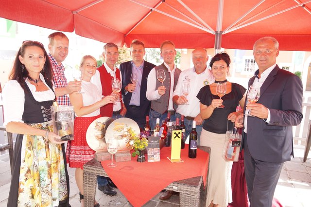 Das Stelldichein bei "Wein & Käs" am Deutschlandsberger Rathausplatz rund um die Siegerweine der Gebietsweinkost der Raiffeisenbanken.