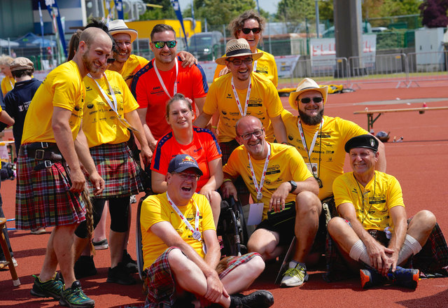 Die „Schotten“ aus Timelkam packten bei den MATP-Bewerben mit an. Am Bild mit Special-Olympics-Athletin Barbara Rauscher. | Foto: Verein Brücken bauen / Brandstötter