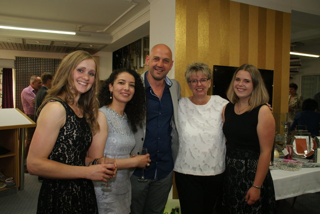 Hans Kirchschlager umringt von Kundinnen und Freundinnen: Kathrin Katsch, Bahja Mahfoudhi, Helga Schneidinger und Andrea Gschwandtner.