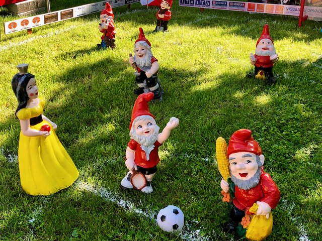 Dass der Ehrenanstoß nur von holder Weiblichkeit durchgeführt werden kann, ist klar.