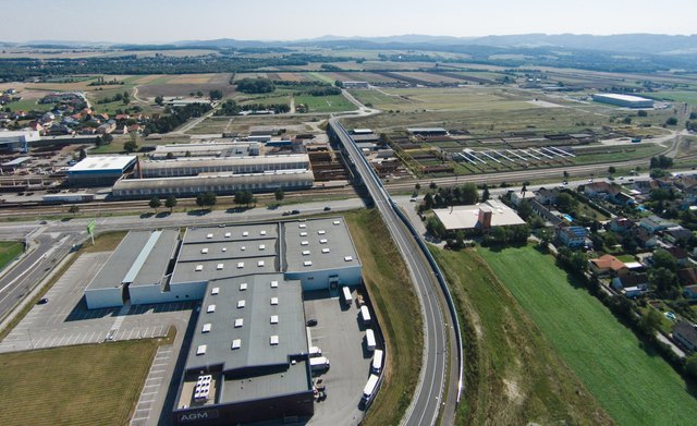 Blick auf das fast 70 Hektar umfassende Gelände für den neuen Wirtschaftspark (Freifläche in der oberen Bildhälfte) in St. Pölten
