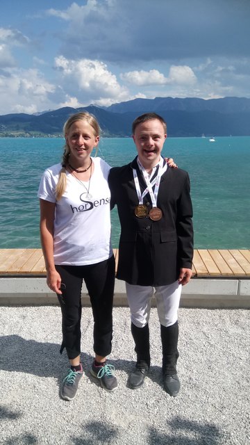 Medaillensieger Matthias Glantschnig aus Mallnitz mit seiner Trainerin Denise Kolbitsch (Horsense)