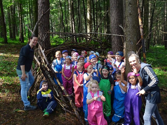 Unterwegs beim Spielen und Forschen im Wald.