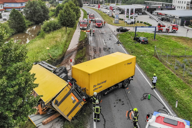 Ein Autofahrer krachte frontale gegen einen Post-Lkw.