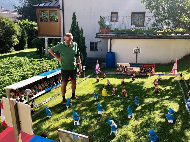 Bernd Gams, Betreiber des WM-Zwergenstadions in Völs, inmitten seines weltmeisterlichen Imperiums! | Foto: Hassl