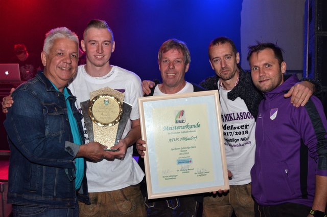 Verdiente Auszeichnung für den Meister der GL Mürz: Bgm. Johann Marak, Kapitän Mathias Mock, Trainer Franz Wolfgruber, Tormann Michael Mock und Obmann Michael Häuselhofer (v.l.).