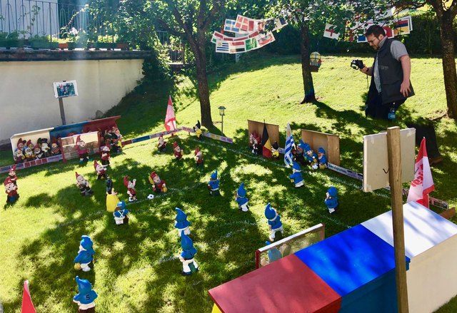 BEZIRKSBLÄTTER-Videoredaktionschef Arno Cincelli fand im Zwergenstadion reichlich Motive ...