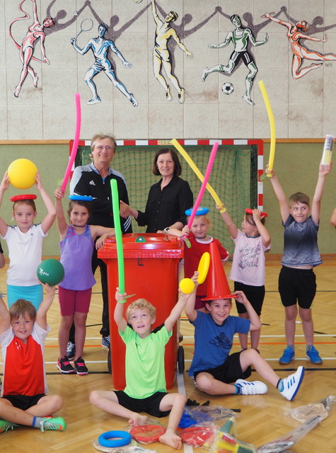 Die Freude der Volksschulkinder war bei der Übergabe der Sportutensilien sichtlich groß.