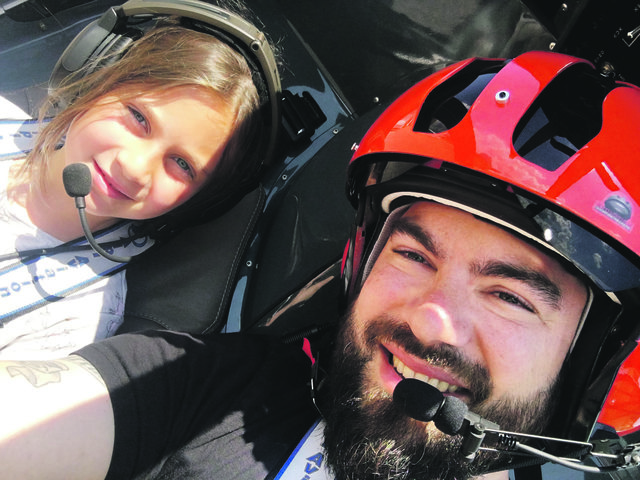 Mitterhofer ist aufgrund des derzeit schönen Wetters fast täglich mit dem Heli unterwegs – hier mit Tochter Larissa.
