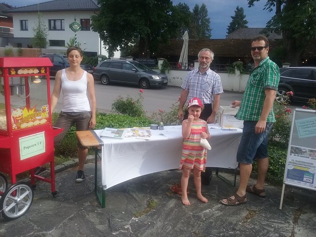 Die Gesunde Gemeinde Hartkirchen stellt in diesem Jahr  beim Dorffest das Fotobuch der "Tour Around Hartkirchen vor"