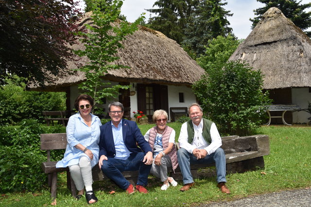 Nach dem Kauf durch die OSG (von links): Gerlinde Gibiser, Alfred Kollar, Edith Gibiser, Eduard Zach.