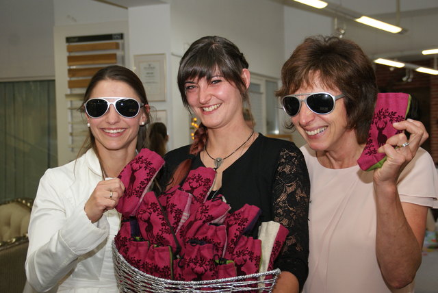 Karin Hettegger und Bernadette Gschwandtl hatten Spaß mit den Sonnenbrillen die von Rahel Bürgler verteilt wurden.