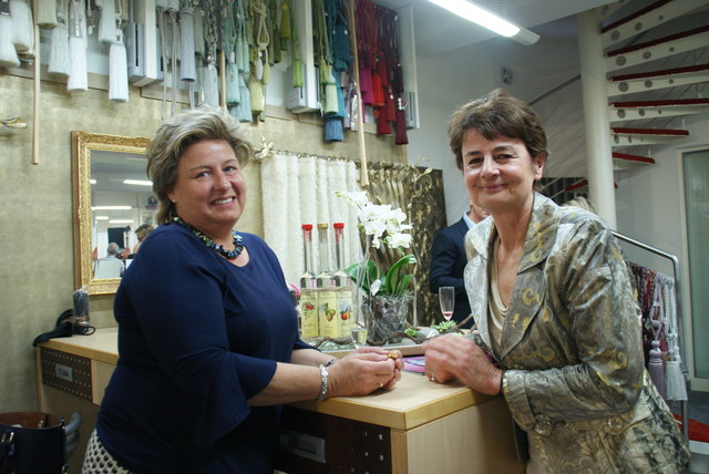 Mutter Gertraud Kirchschlager (r.) feierte stolz das 40-jährige bestehen des Familienbetriebs.