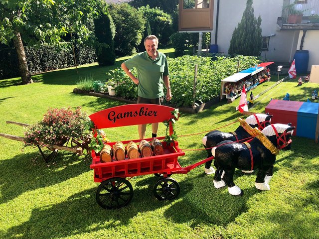 Die "Gams-Bier"-Lieferung ist eingetroffen – selbstverständlich wie alles andere in Miniversion!