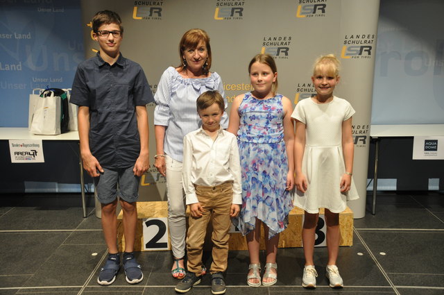 Luna Weis (2.v.r.) holte sich den Bundessieg beim "Känguru der Mathematik". | Foto: VS Lienz-Nord