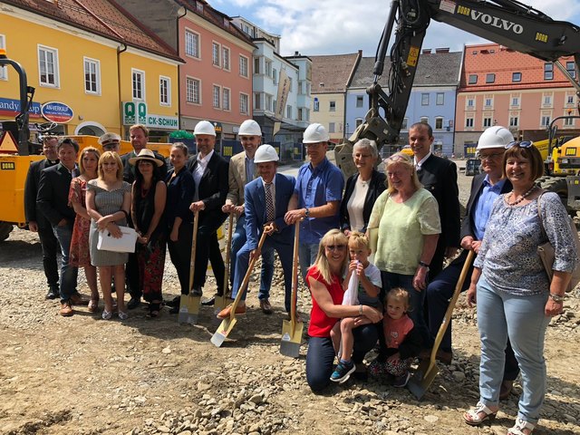 Spatenstich für den neuen Hauptplatz. Foto: Blinzer