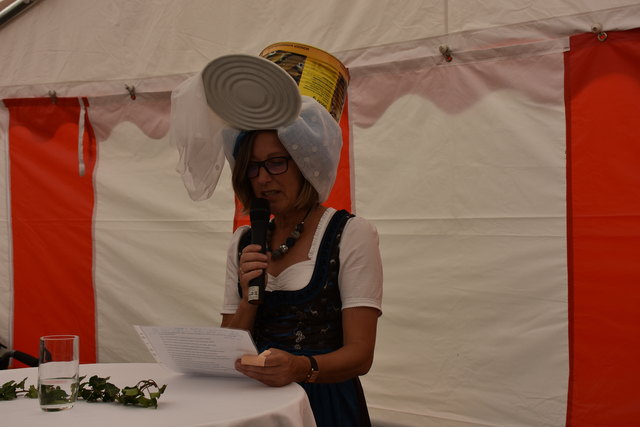 Ulli moderierte die Hutmodenschau vom Salon "Madame Francoise de Creation". Hier mit dem Modell "Blech"