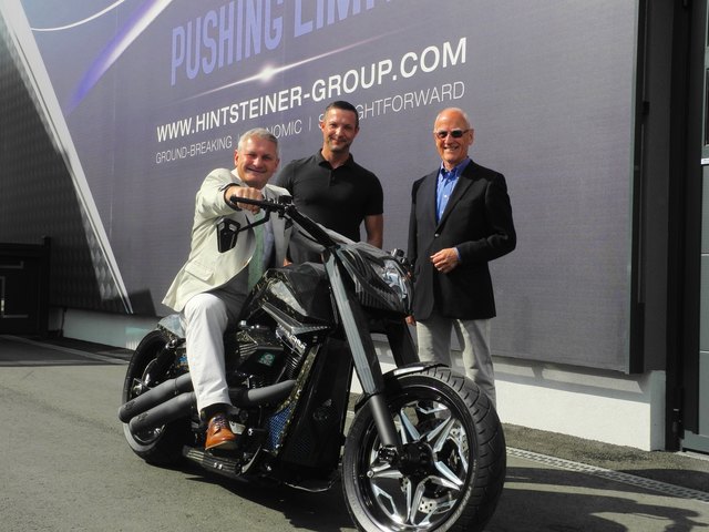 Probesitzen: Bgm. Christian Sander auf einer Carbon Harley der Firma Hintsteiner, mit Martin Hintsteiner und Siegfried Nerath.
