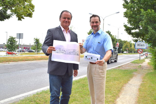 Wolfgang Motz und Christoph Baumgärtel von der SPÖ präsentieren die "Wiener Lösung" für das Verkehrsproblem "C21".