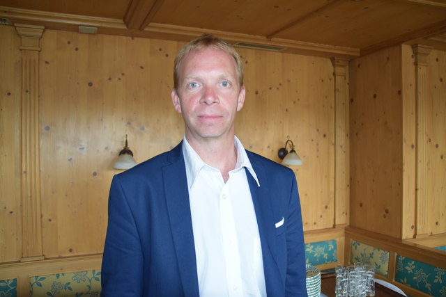 gf Gemeinderat Alfred Kögl empfiehlt, die Gemeinde möge das ÖJAB-Haus kaufen.