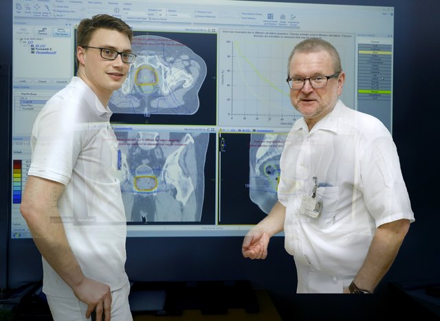 Dietmar Seewald (r.) leitet die Strahlenthrapie. in Vöcklabruck.