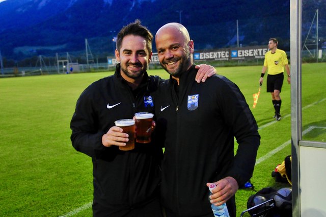 Sekunden, bevor der Jubelsturm über sie hereinbrach, gönnte sich das Erfolgs-Trainerteam Alex Pfurtscheller (li.) und Darshan Van Bommel eine Erfrischung!