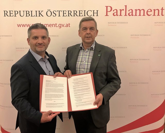 Maurice Androsch und Konrad Antonimit ihrer Anfrage.