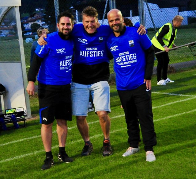 So schauen Aufsteiger aus: Alex Pfurtscheller, Obmann Alex Cede und Co-Trainer Darshan Van Bommel