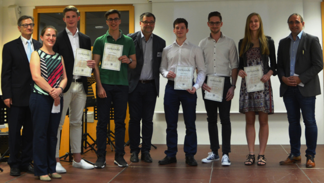 Die APP-Award-Preisträger: Jakob Pfanner (3.v.l.); Samuel Scheiderbauer (4.v.l.) Adrian Kronenberg (4.v.r.); Markus Walder, 3.v.r., Nadja Vohradsky (2.v.r.) mit Landesschulinspektor Dr. Thomas Plankensteiner (1.v.l.), Prof. Sylvia Stefani (2.v.l.), Obmann Dr. Martin Juchum (m.), Dir. Mag. Walter Nigg (1.v.r.) Foto: BRG APP.