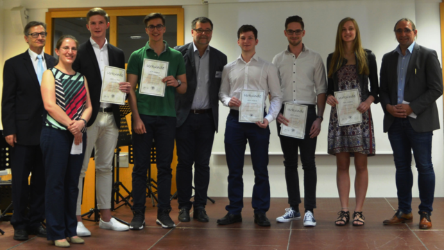 Die APP-Award-Preisträger: Jakob Pfanner (3.v.l.); Samuel Scheiderbauer (4.v.l.) Adrian Kronenberg (4.v.r.); Markus Walder, 3.v.r., Nadja Vohradsky  (2.v.r.) mit Landesschulinspektor Dr. Thomas Plankensteiner (1.v.l.), Prof. Sylvia Stefani (2.v.l.), Obmann Dr. Martin Juchum (m.), Dir. Mag. Walter Nigg (1.v.r.) Foto: BRG APP.