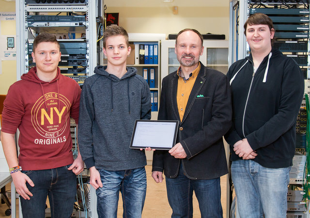 Michael Saly, Marco Sauhammel, Prof. Gerhard Posch und Kornelius Lackner (v.l.) bei der Übergabe der Diplomarbeit