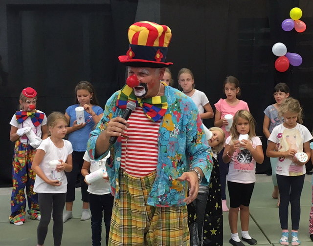 Beim „Zirkus Kriminale“ spielt Musikschuldirektor Matthias Pitschender in einem echten Zirkuszelt einen Clown.