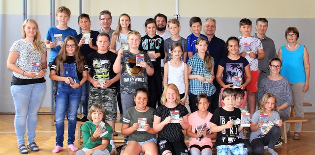 Eine der sechs Klassen der Ennser Volksschule, die sich über die Fahrradausweise freuen kann.
