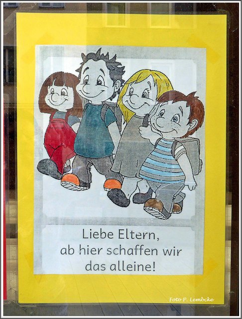 gesehen am Schultor einer Volksschule