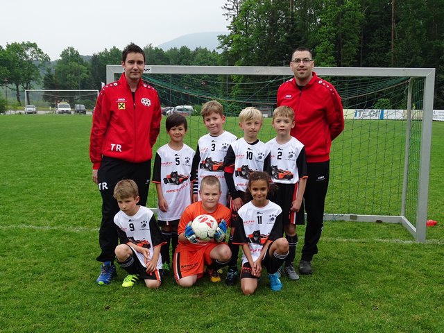 Die Gölsentaler U 8 mit  Trainer Christoph Kern und Co-Trainer Bernd Kurzböck | Foto: G. Palber