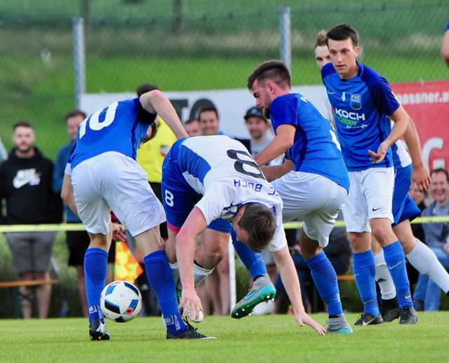 Eine Szene mit Symbolcharakter: Der FC Buch fand gegen die starke Defensive der Natterer keinen Weg!