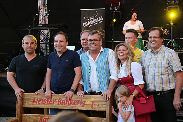 Das Meister-Bankerl. Vo li: Seiler Jürgen, Obm. Johannes Aichinger, Kurt Peterstorfer, Bgm. Paul Mahr, Stadträtin Heidi Strauss, Julian Peterstorfer, Alfred Pöhli und ganz vorne - ein Engerl