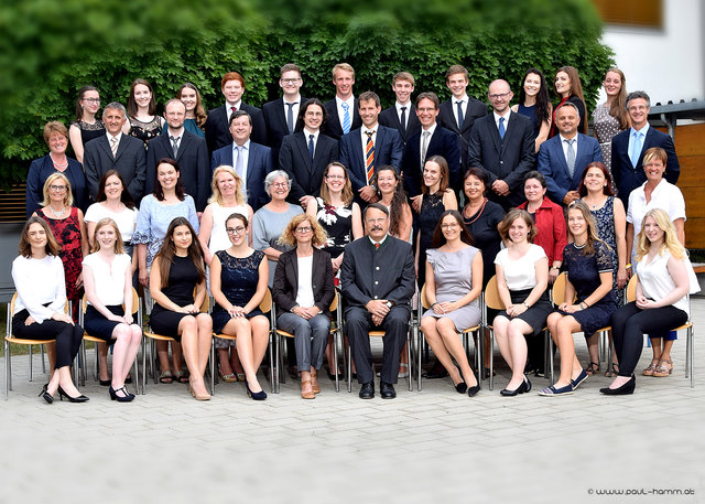 Die Absolventen der 8B mit ihren Lehrern und Direktor Franz Pröll.