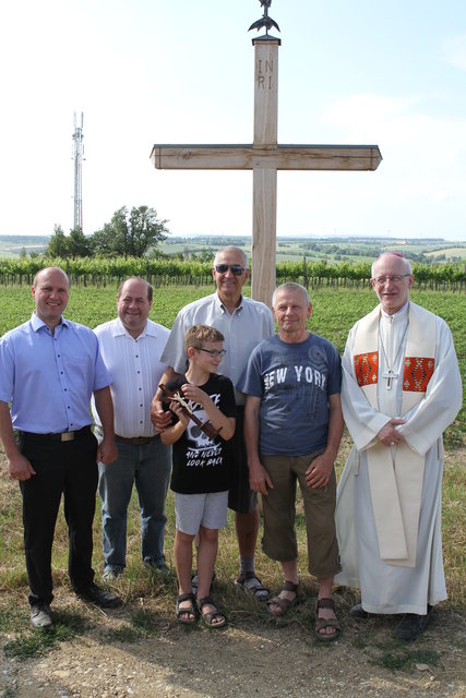 GschfGR Reinhard Pfanner, Bgm Ing. Adolf Mechtler, der Restaurator des Hahnenkreuzes Josef Tanzberger mit seinem Enkel und Ministranten Tobias, Johann Pfanner, Weihbischof Mag. Dr. Franz Scharl.
