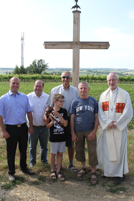 GschfGR Reinhard Pfanner, Bgm Ing. Adolf Mechtler, der Restaurator des Hahnenkreuzes Josef Tanzberger mit seinem Enkel und Ministranten Tobias, Johann Pfanner, Weihbischof Mag. Dr. Franz Scharl. | Foto: Hans Bednar